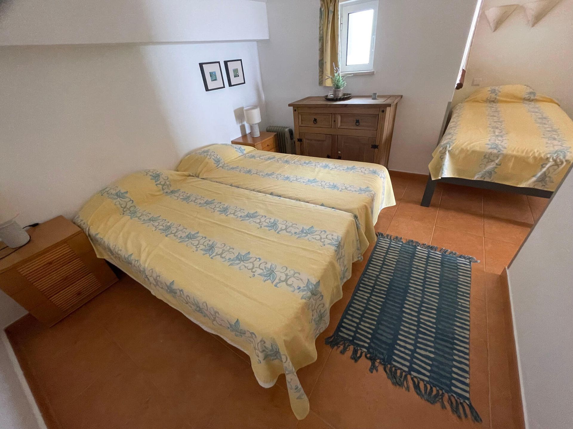 Studio Cabanas: Schlafbereich mit drei Betten und einem Teppich auf dem Boden