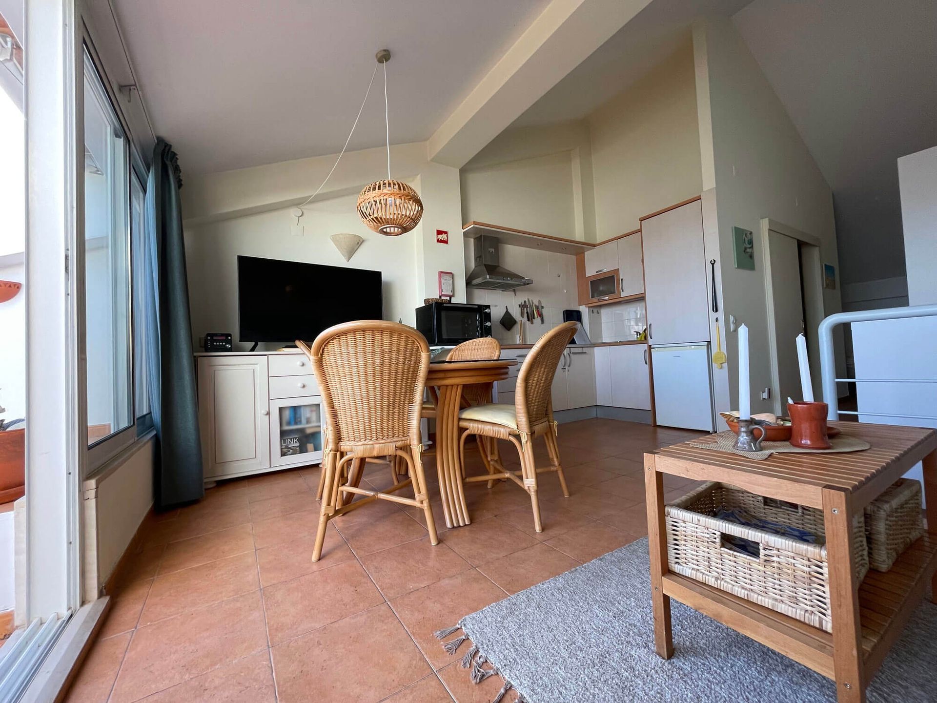 Studio Cabanas:  Wohnzimmer mit Tisch und Stühlen und einem Flachbildfernseher