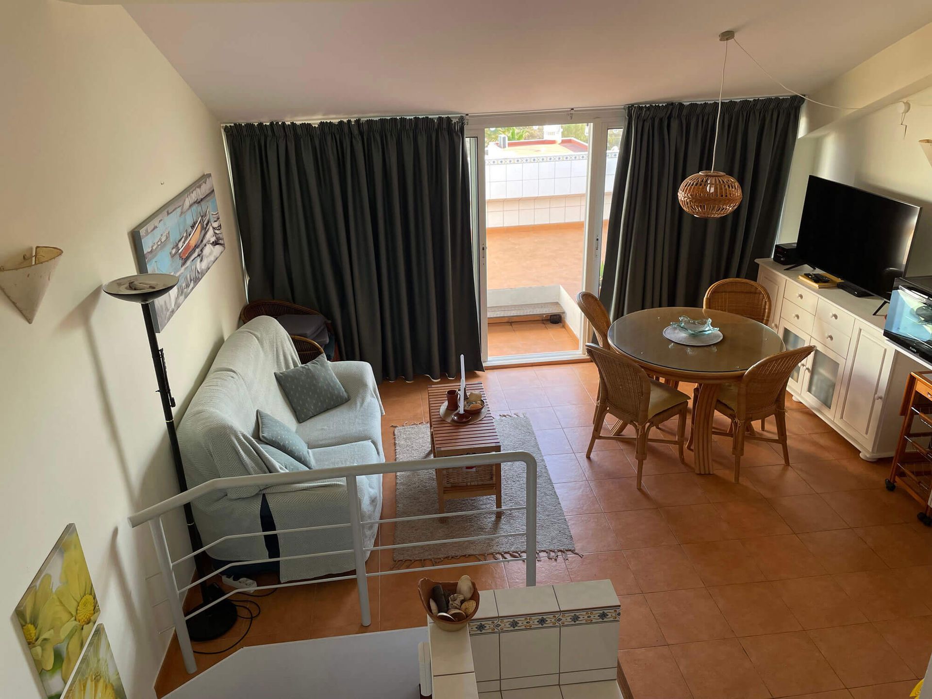 Studio Cabanas: Wohnzimmer mit Couch, Tisch und Stühlen