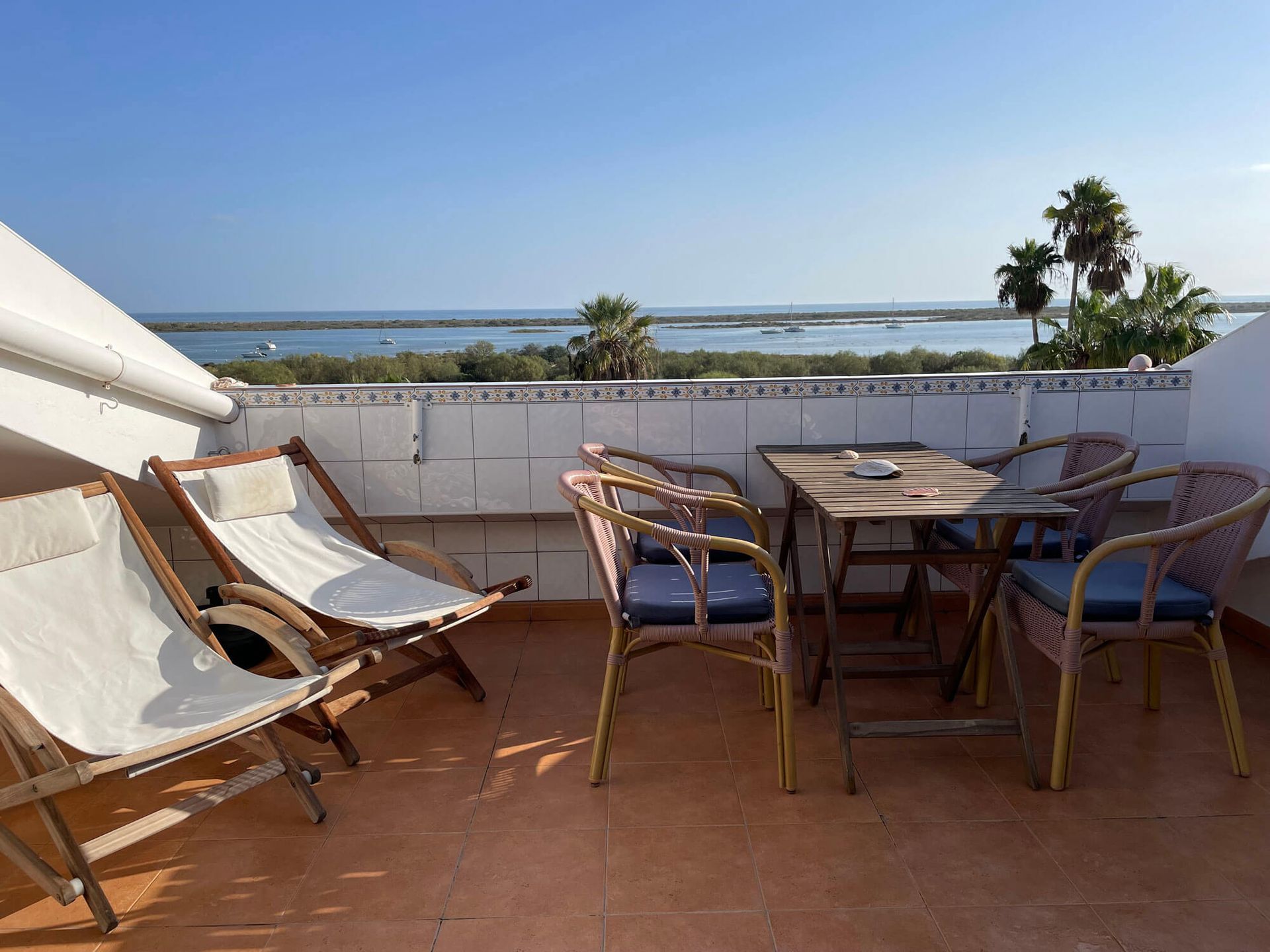 Ein Balkon mit Stühlen und Tisch mit Blick auf das Meer, Studio Cabanas