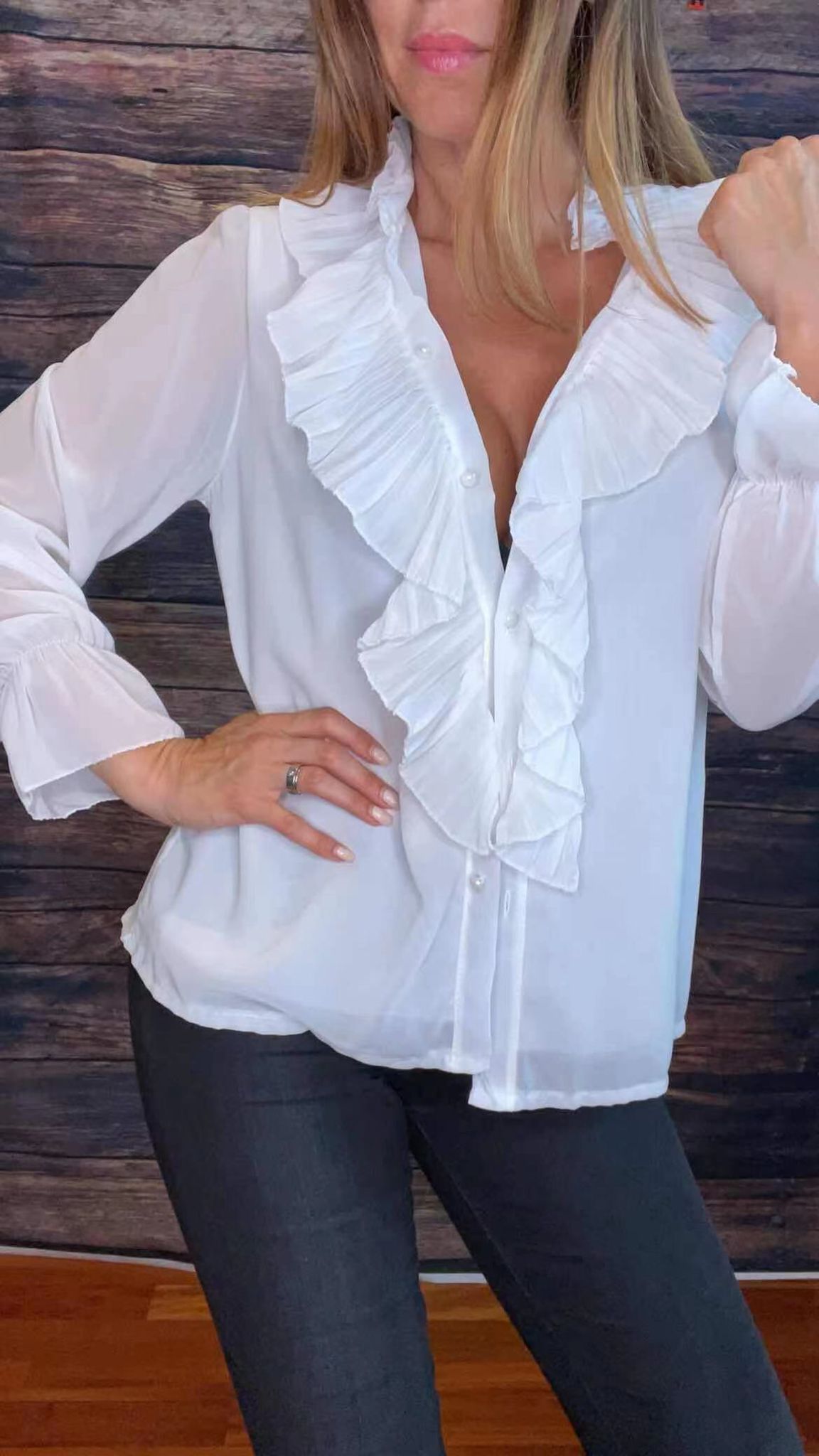 Modella con capi di abbigliamento primaverili