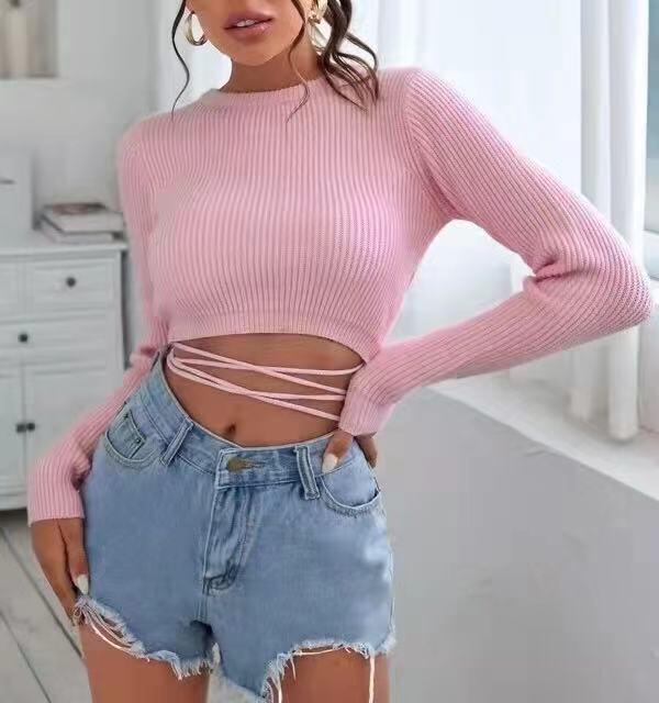 Modella con capi di abbigliamento estivi