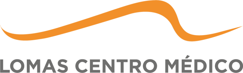 Logotipo de Lomas Centro Médico, que presenta una línea curva naranja sobre texto gris.