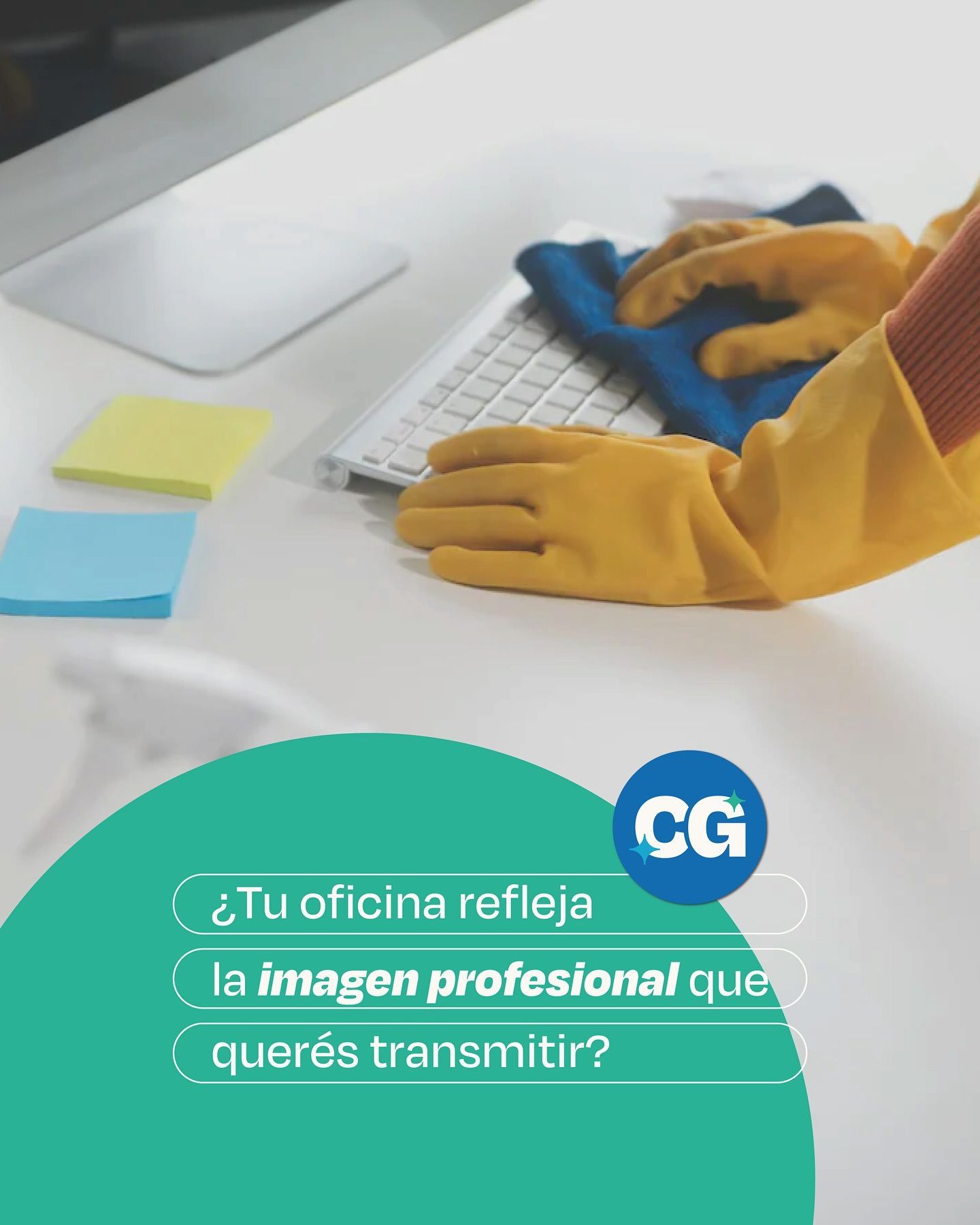 Persona con guantes amarillos limpiando un teclado blanco con un paño azul sobre un escritorio. El texto pregunta: