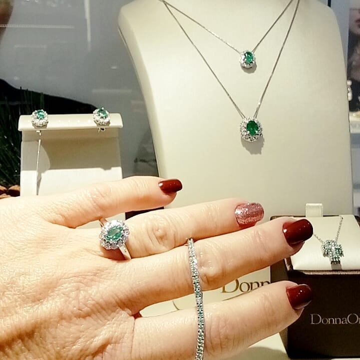 anello in argento con pietra verde