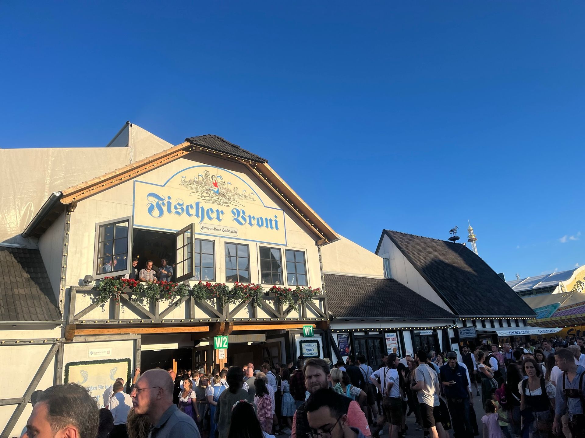 Fischer vroni oktoberfest tent outside