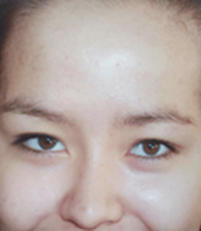 Eine Nahaufnahme des Gesichts einer Frau mit braunen Augen