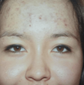 Eine Nahaufnahme des Gesichts einer Frau mit braunen Augen