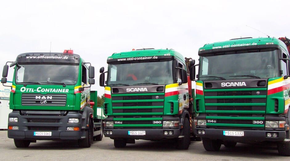 Drei LKW von OTTL-CONTAINER für Containertransporte