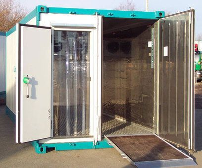 Ein Kühlcontainer von OTTL-CONTAINER mit offenen Türen und einer Rampe