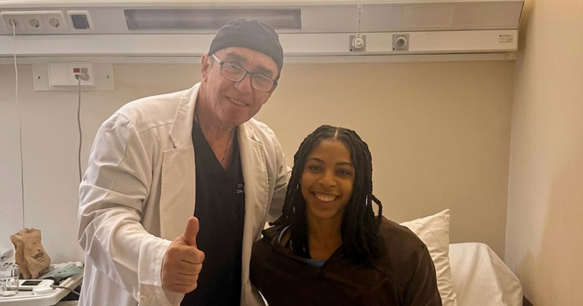 Ιατρός δίπλα σε αθλήτρια σε νοσοκομειακό δωμάτιο μετά από επέμβαση στο γόνατο