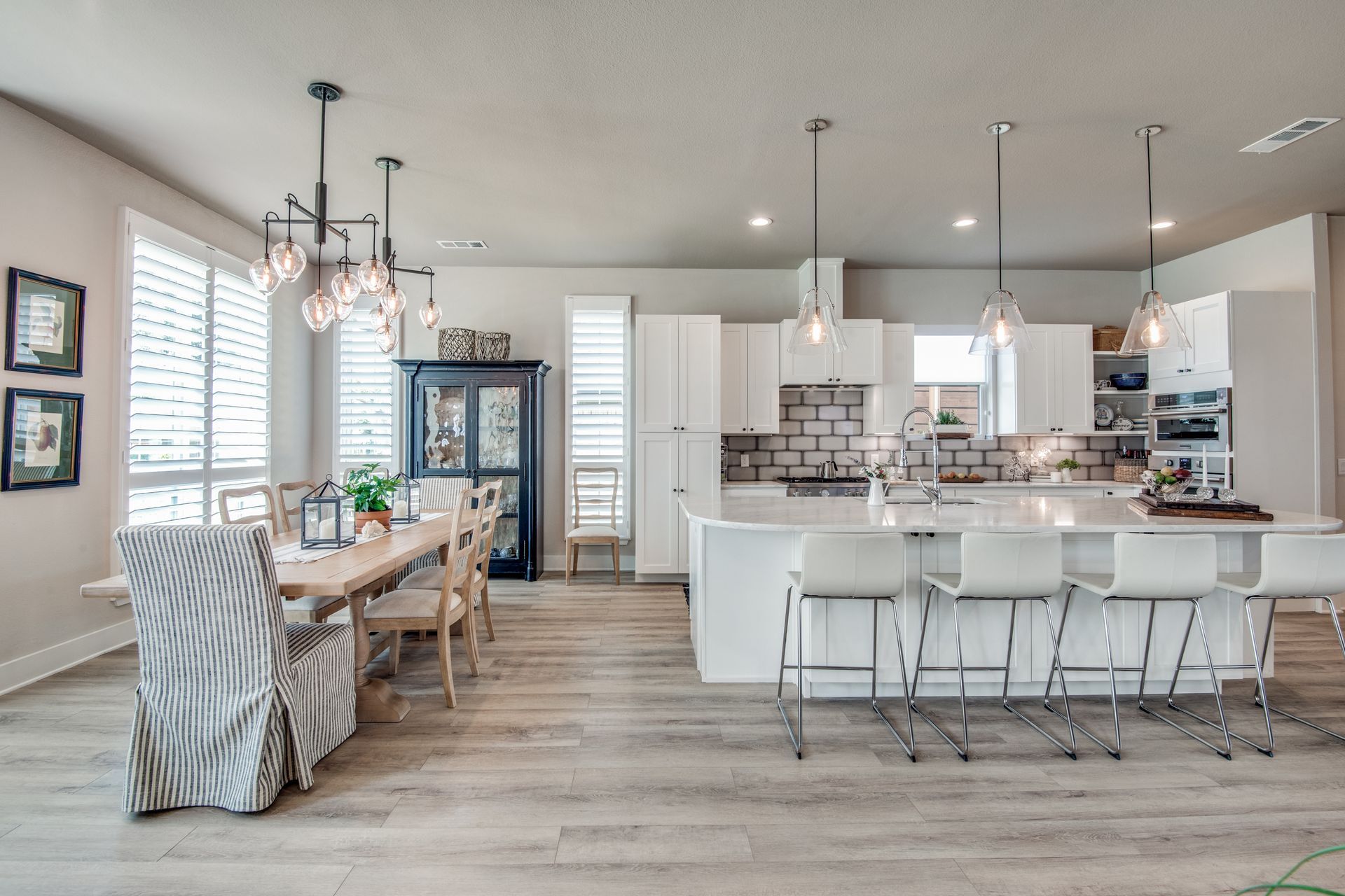 A kitchen and dining room in a house with a table and chairs