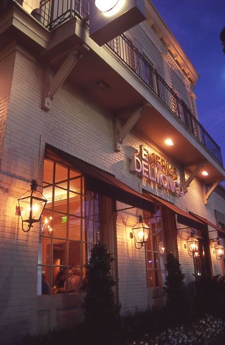 A building with the word delmonic on it