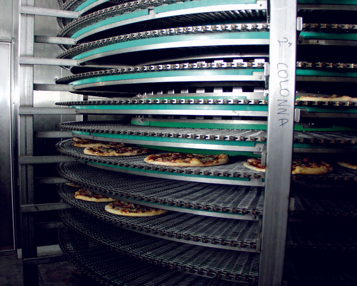 Industrial temperature reduction system for frozen pizzas