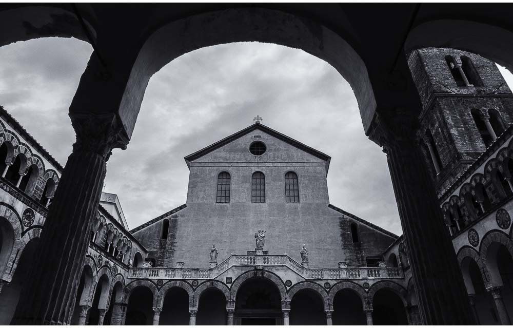 Vista del Duomo di Salerno in bianco e nero. la foto mostra la facciata interna visibile dal cortile del Duomo
