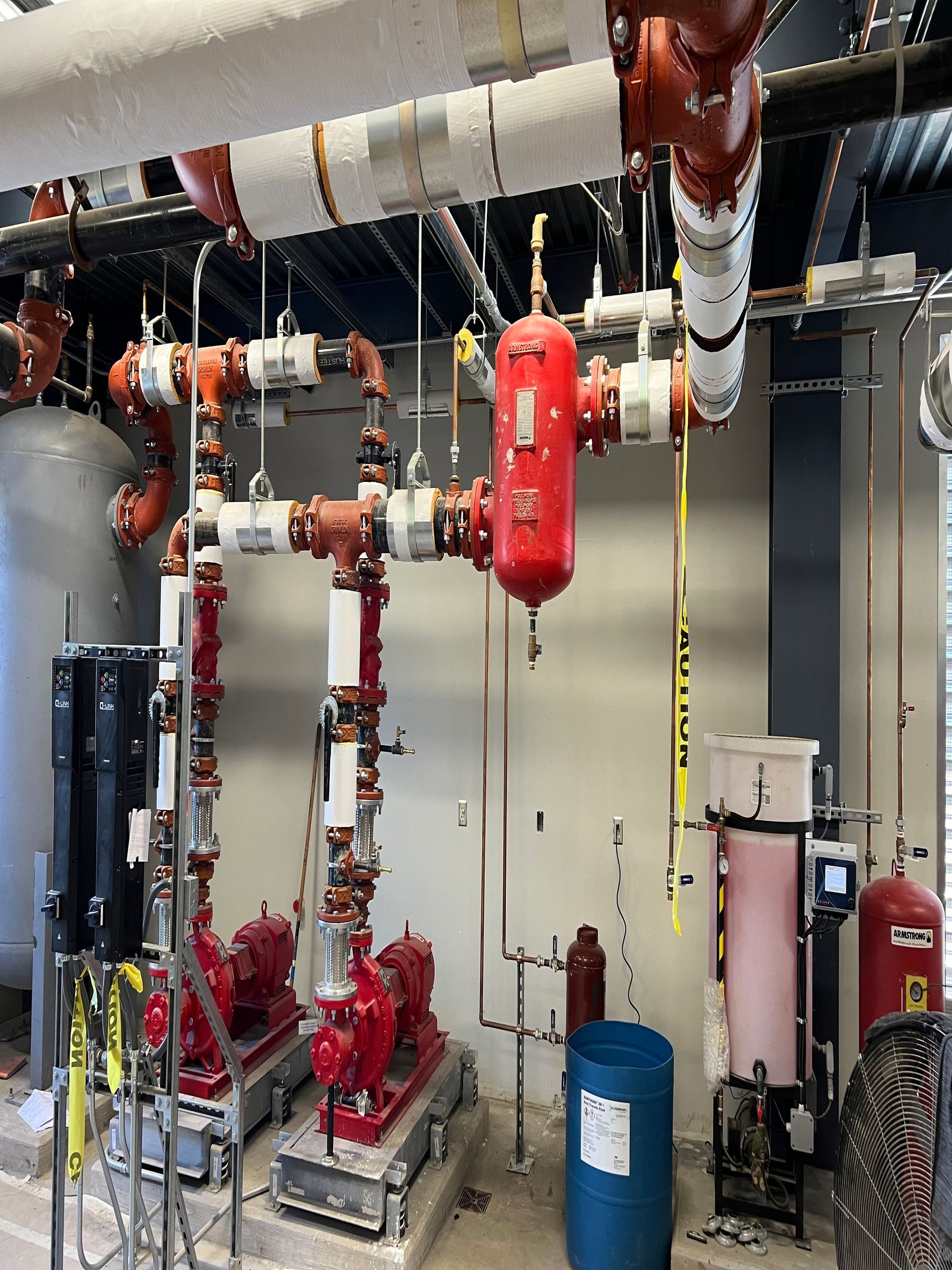 A room filled with lots of pipes and pumps.