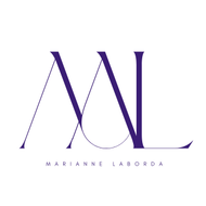 Una mujer abraza a una mujer mayor en un círculo morado.