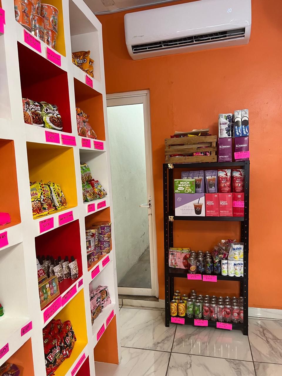 Una tienda llena de muchos dulces y bebidas.