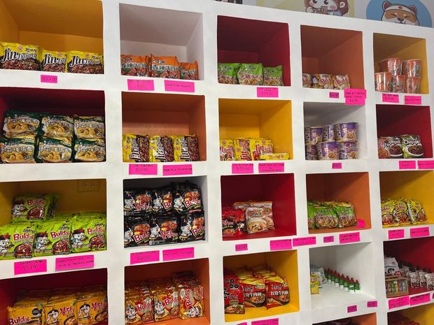 Un estante de una tienda lleno de muchos tipos diferentes de alimentos.