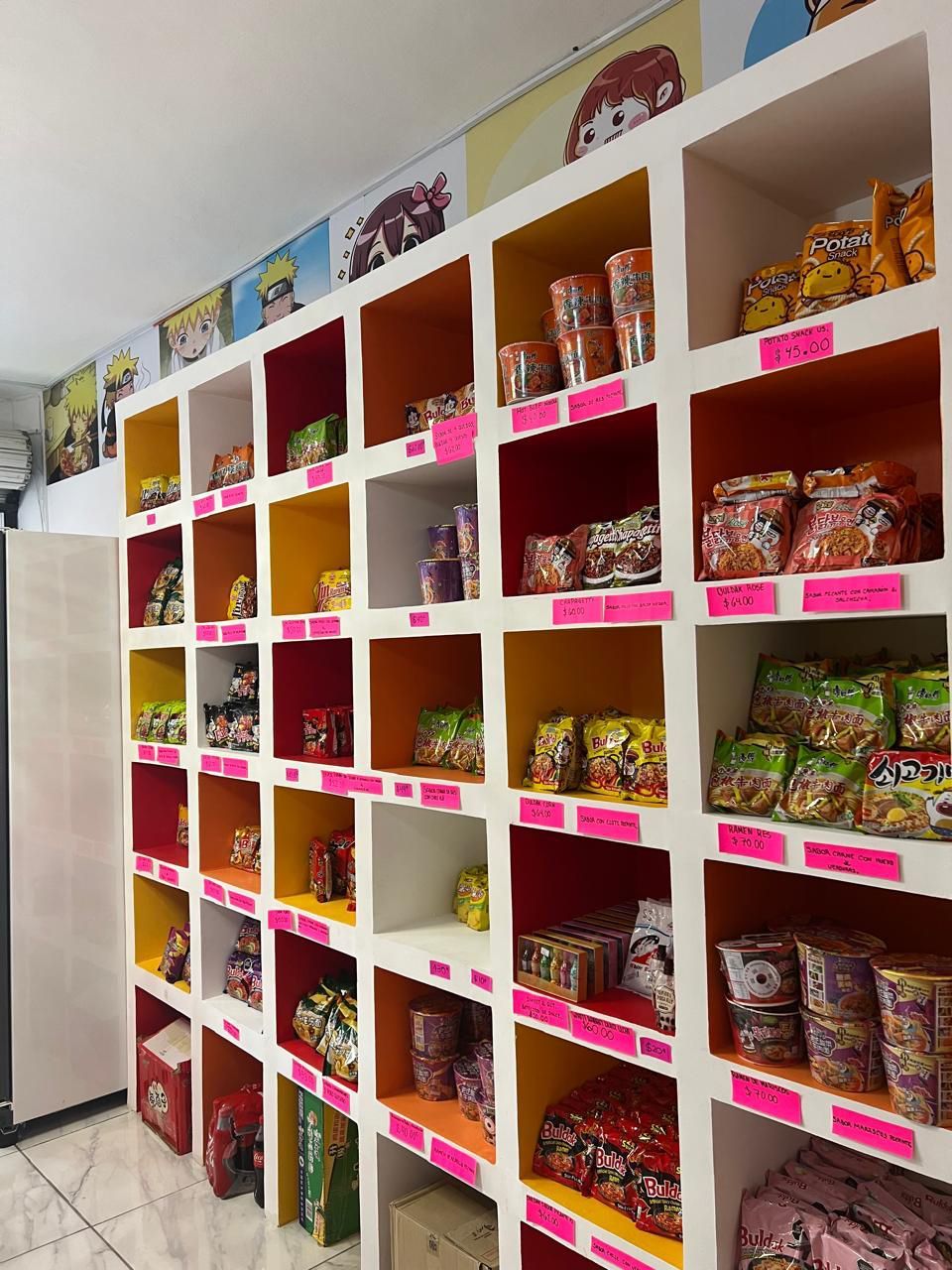 Una tienda llena de estantes llenos de dulces.