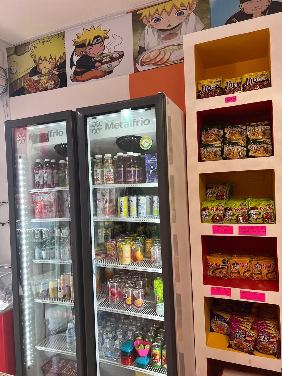 Una tienda llena de muchos bocadillos y bebidas.