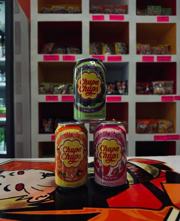 Tres latas de chupa chups están apiladas una encima de otra