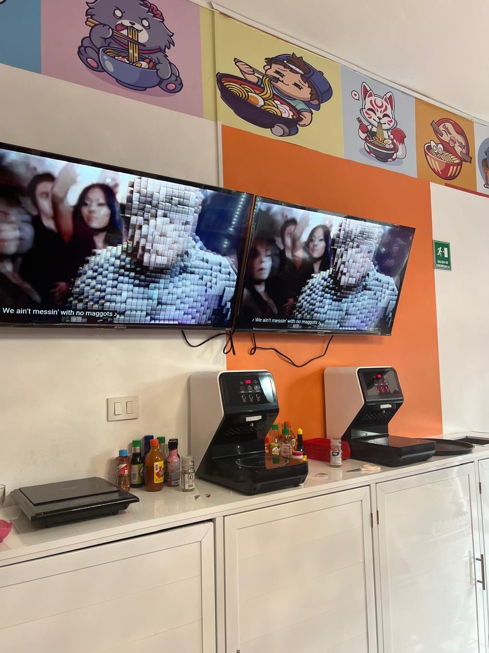 Una habitación con muchos televisores en la pared.
