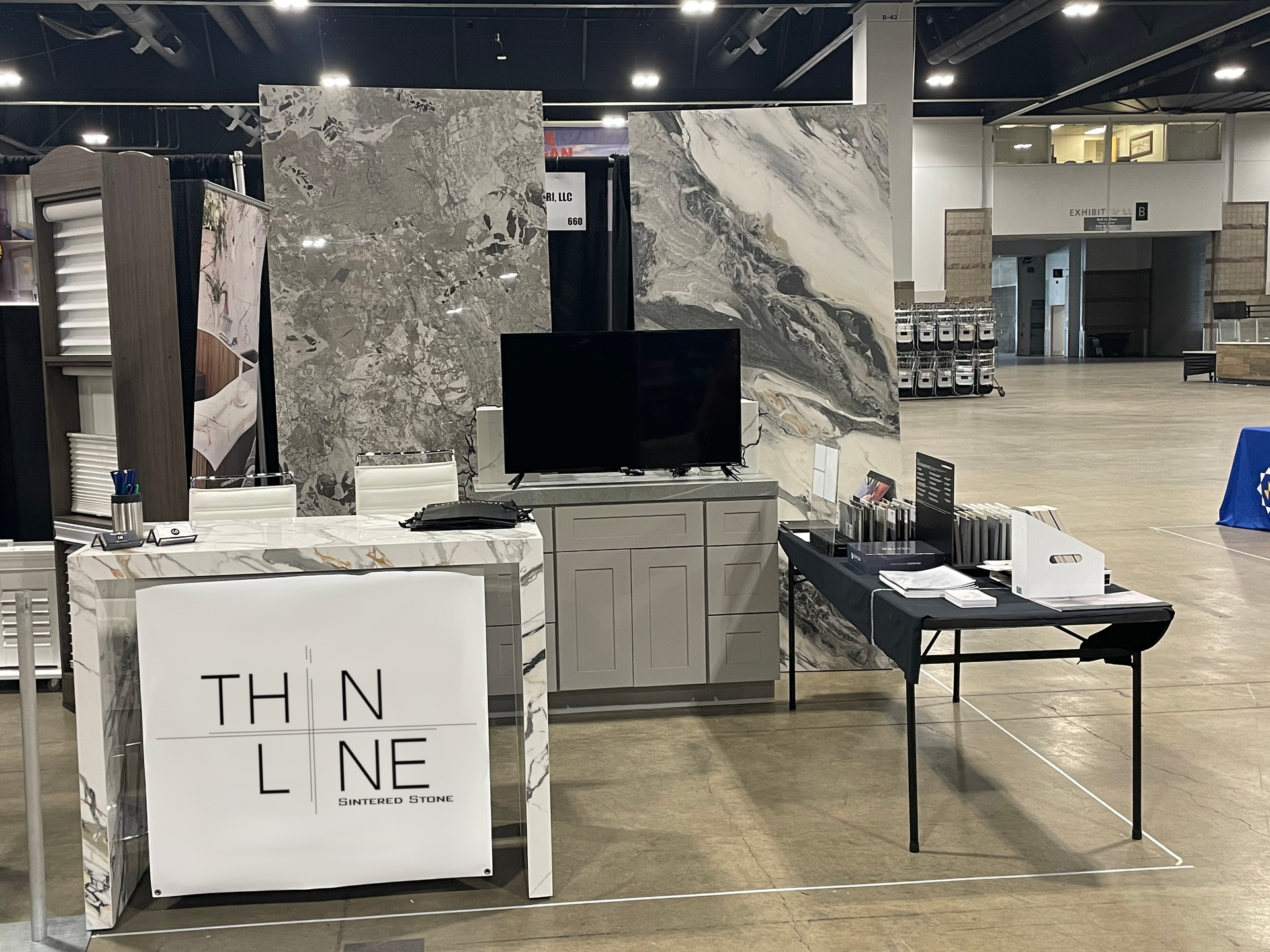 A showroom with a sign that says thin line