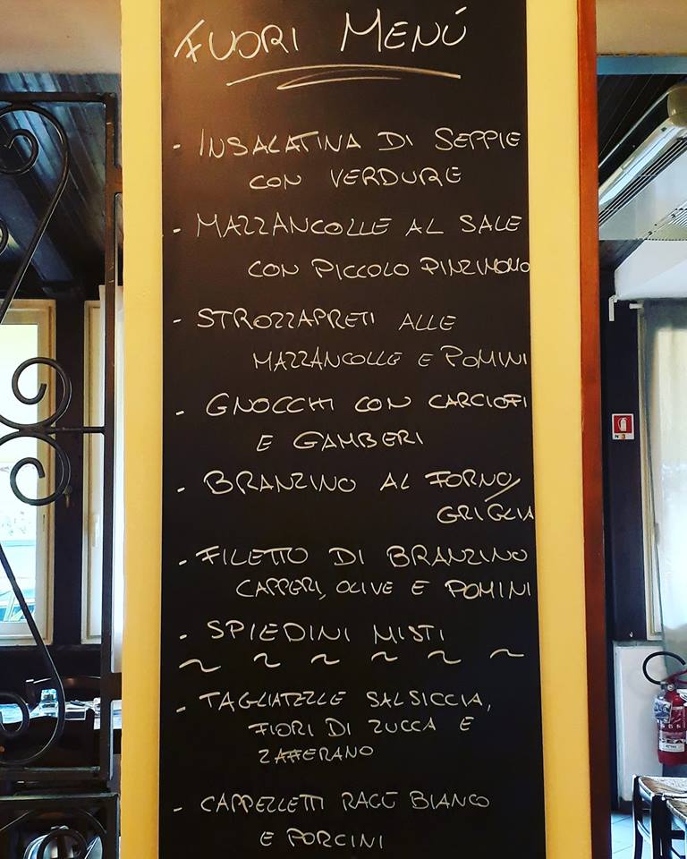 Lavagna con menu di un ristorante