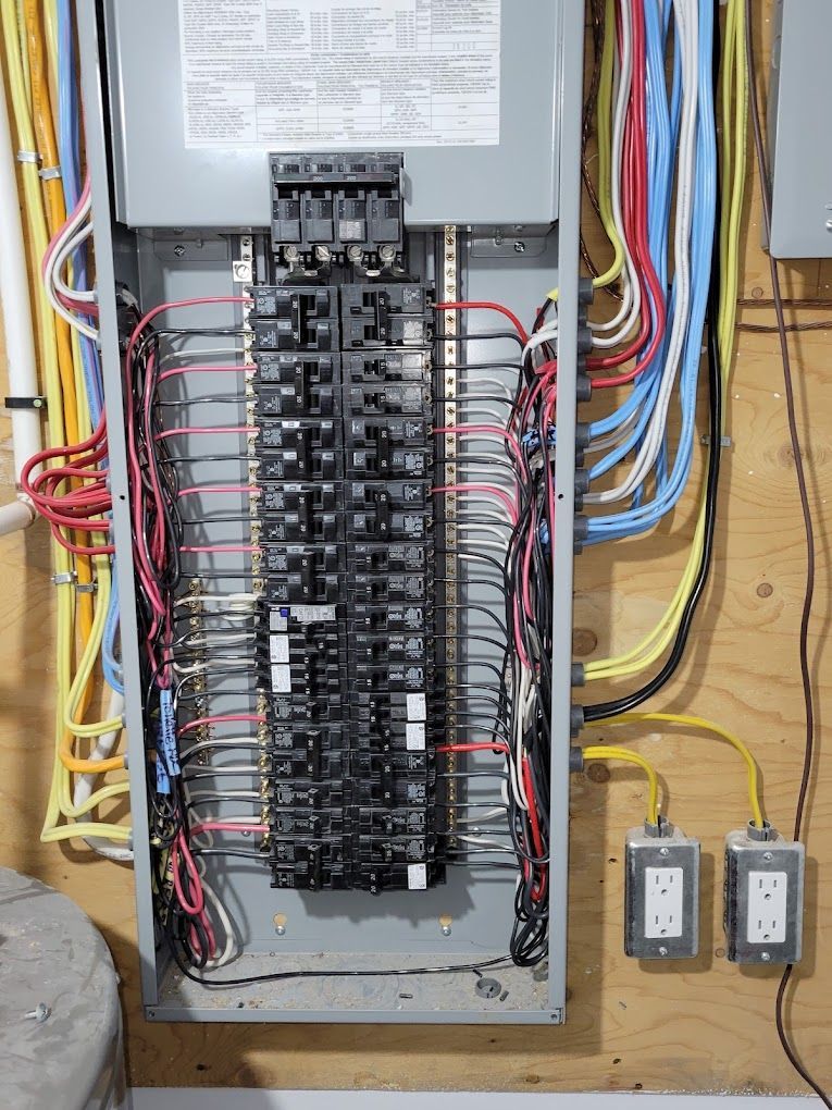 Une très grande boîte électrique avec beaucoup de fils qui en sortent.