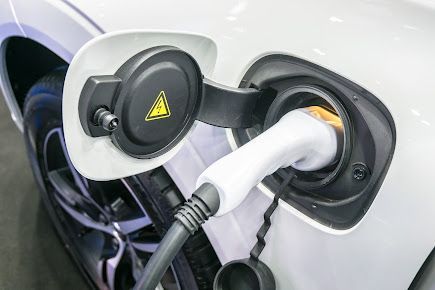 Un gros plan d'une voiture électrique en cours de charge.