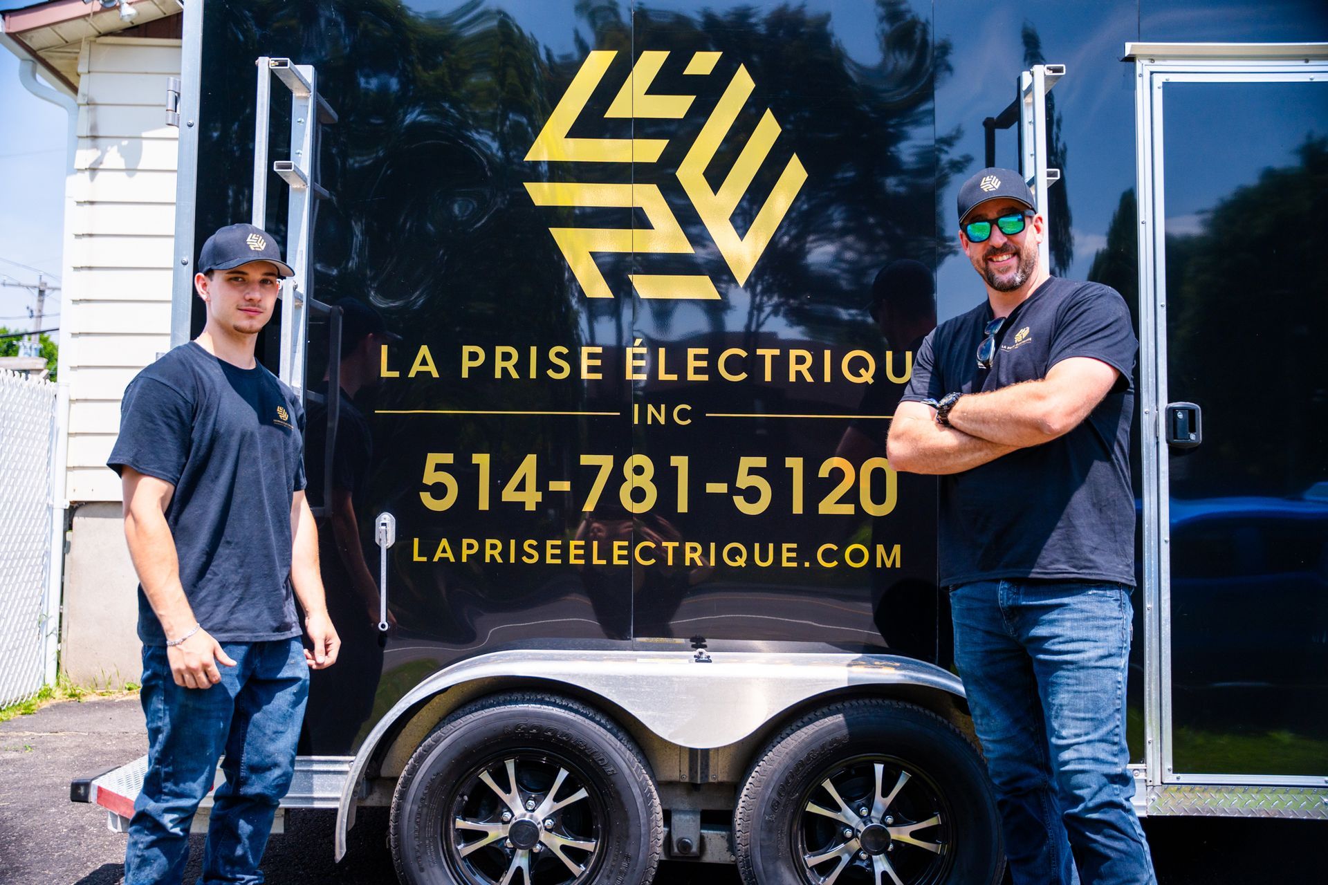 Un électricien travaille sur un circuit imprimé avec un tournevis