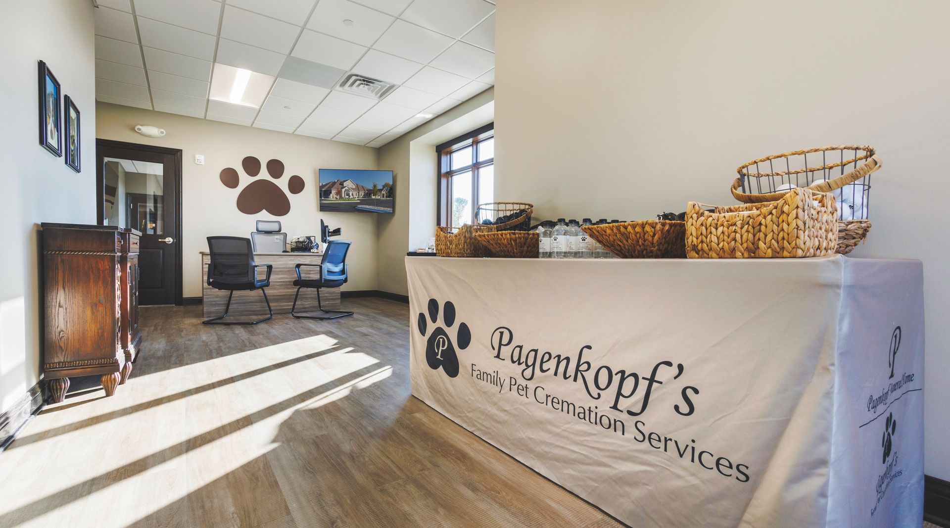 A room with a table and chairs and a sign that says ' regenkopf 's ' on it.