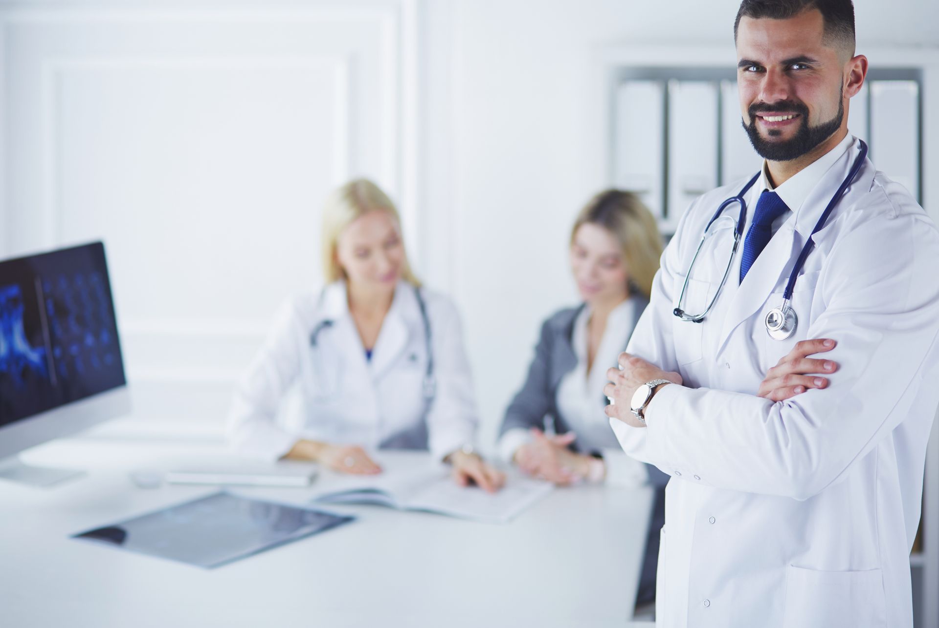 Un médico está de pie frente a un grupo de médicos en un hospital.