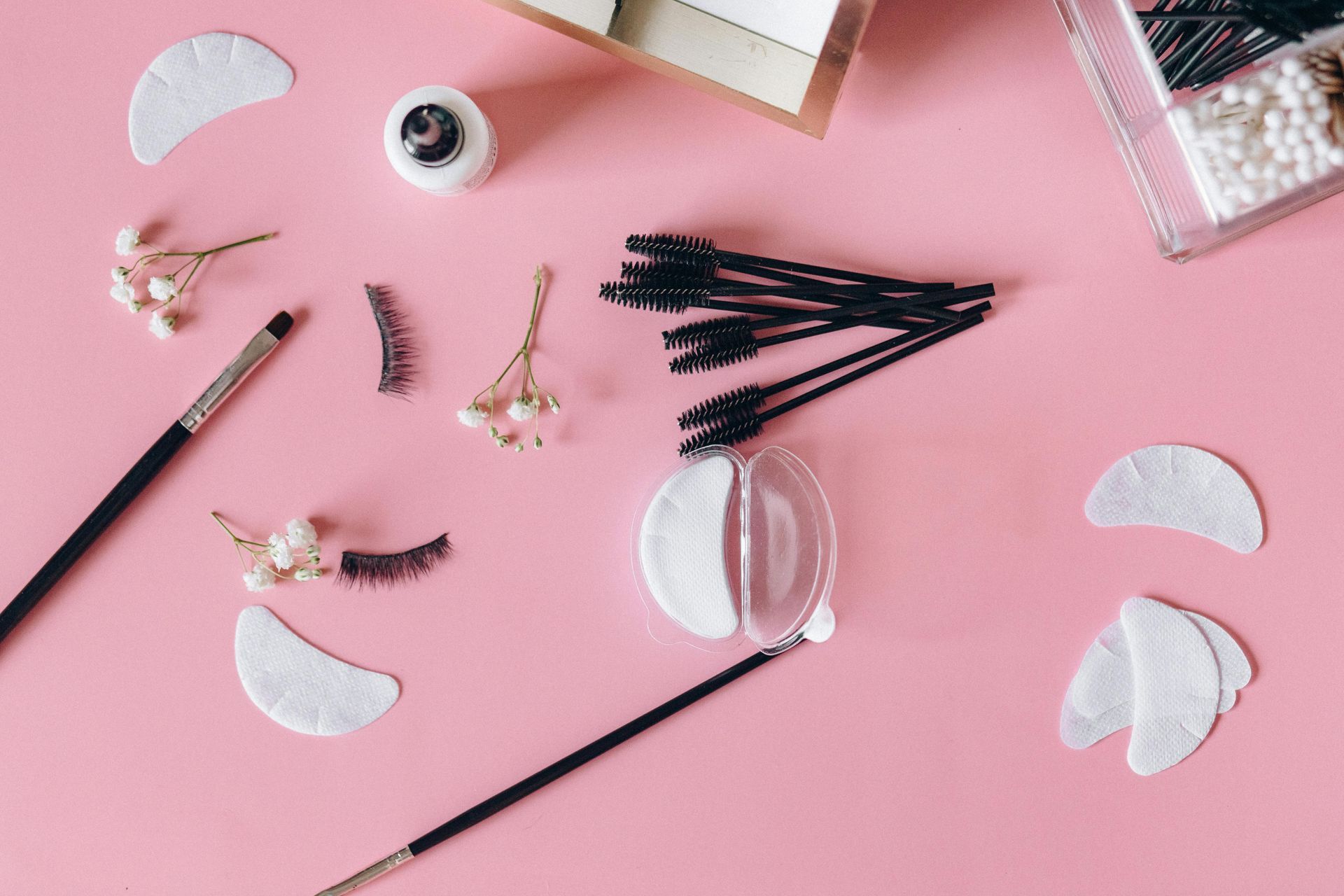 There are many different types of eyelash extensions on the table.