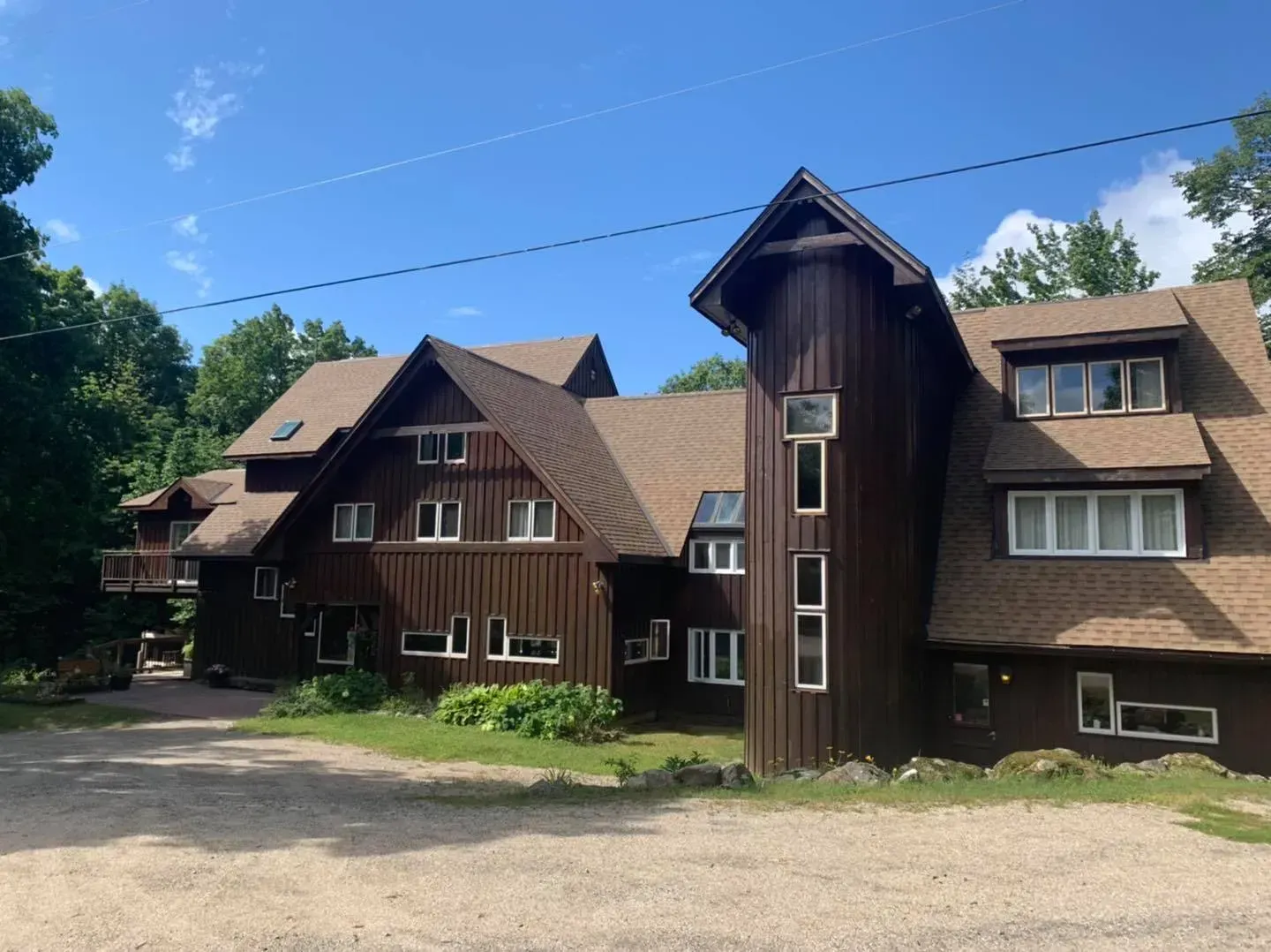 Une grande maison marron avec un silo au milieu