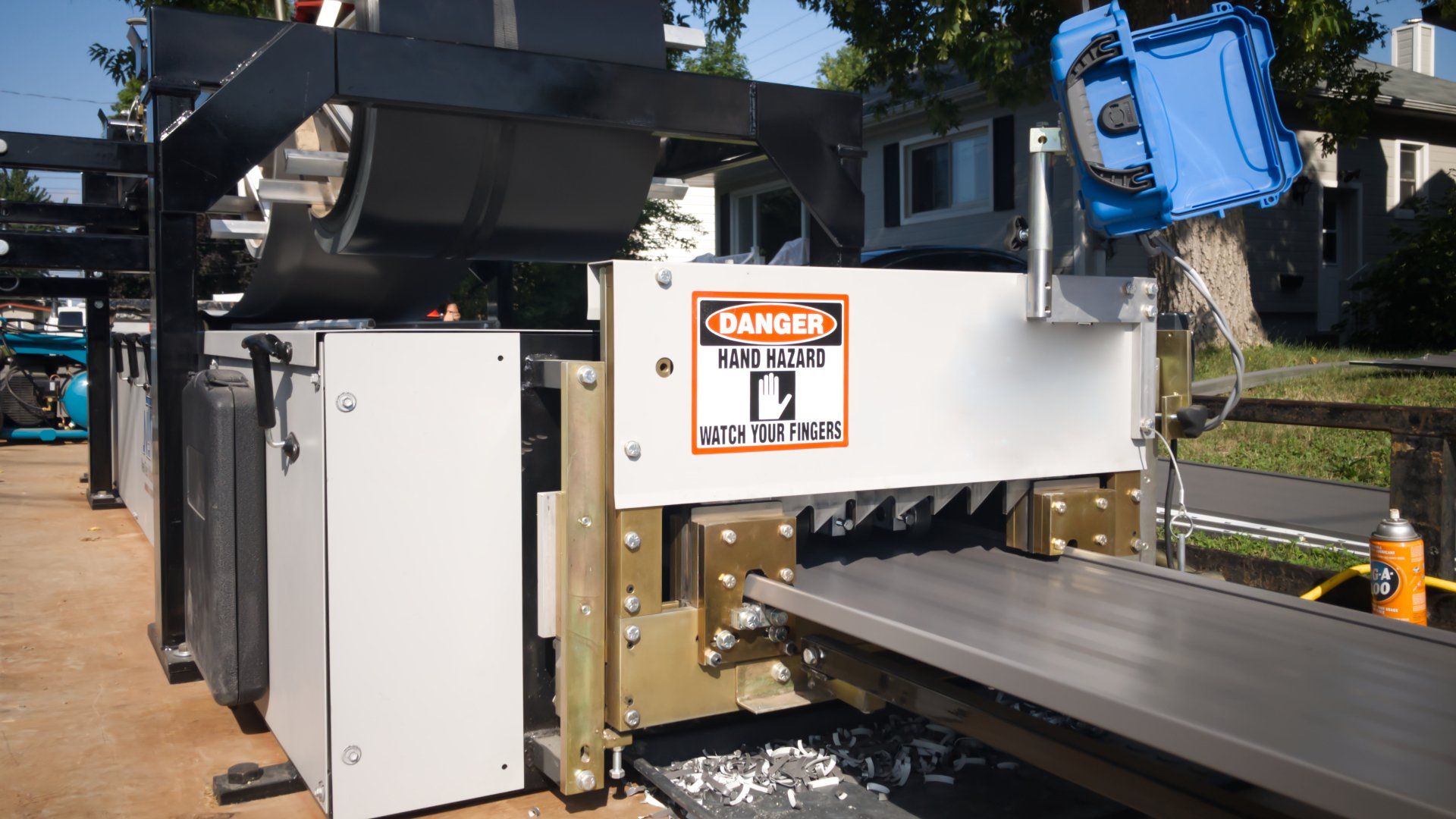Une machine portant un panneau de danger est posée sur le sol.