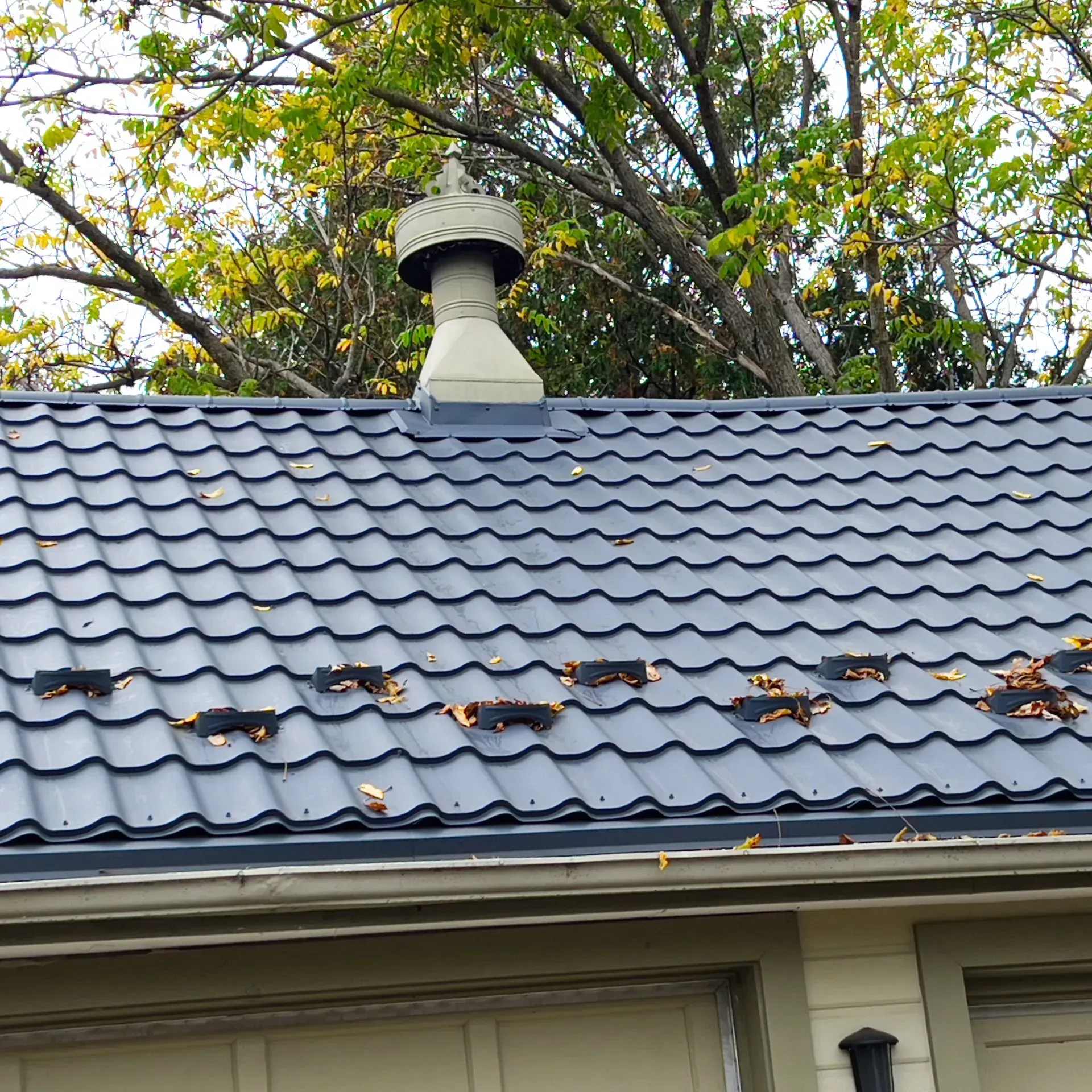 Un toit surmonté d'une cheminée.