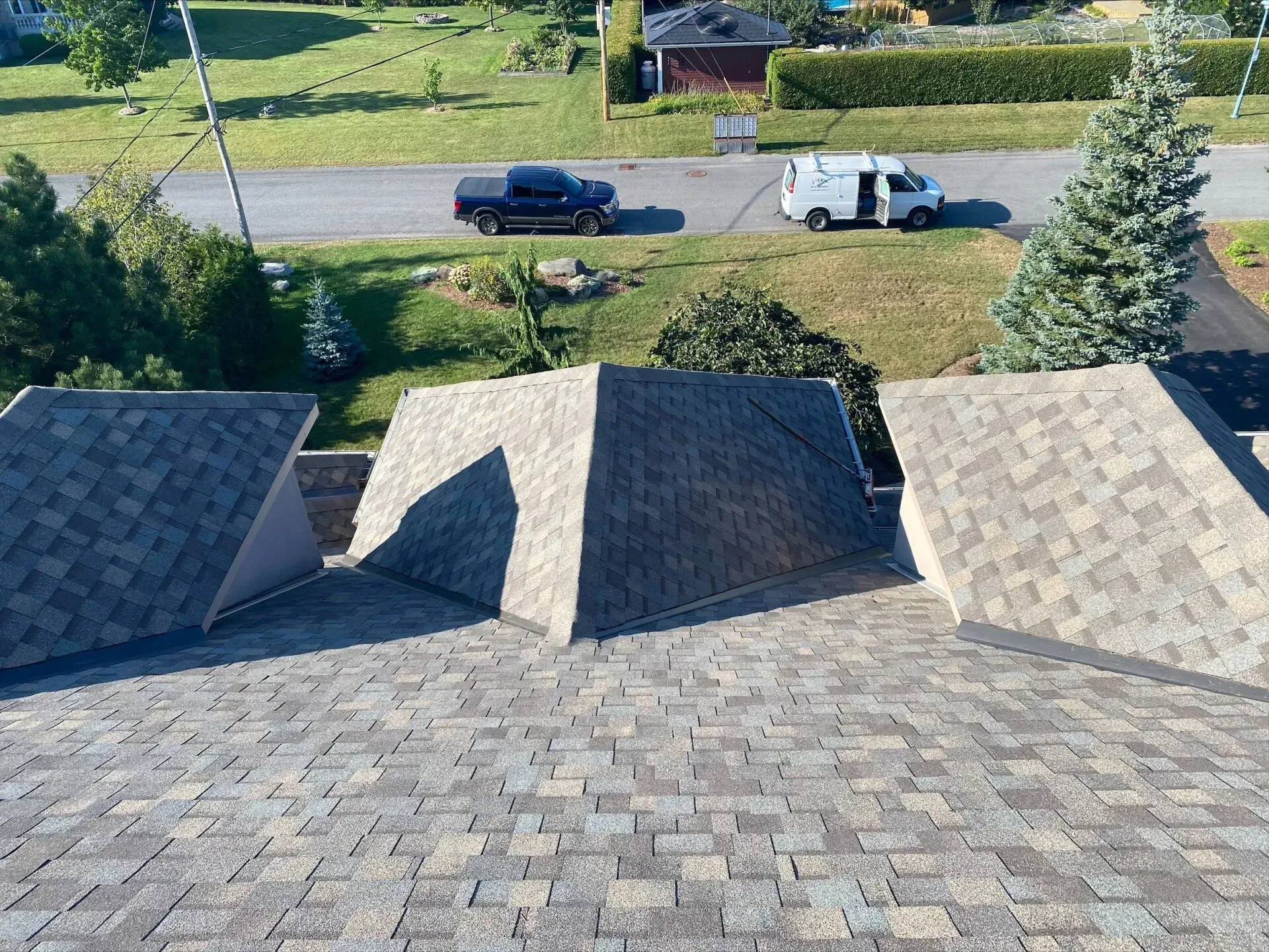 Une vue aérienne d'un toit avec un camion garé dessus.