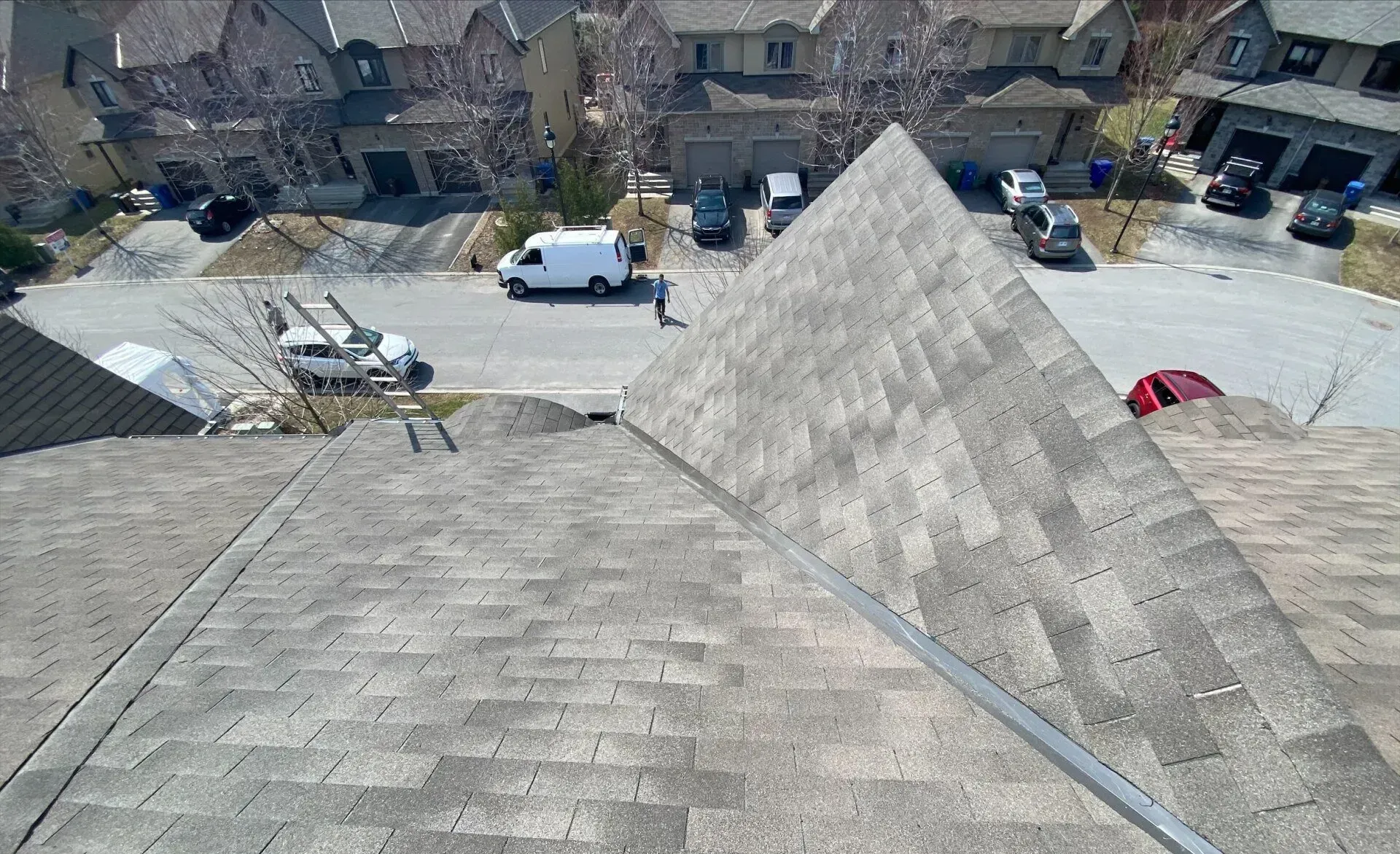 Une vue aérienne d'un toit dans un quartier résidentiel.