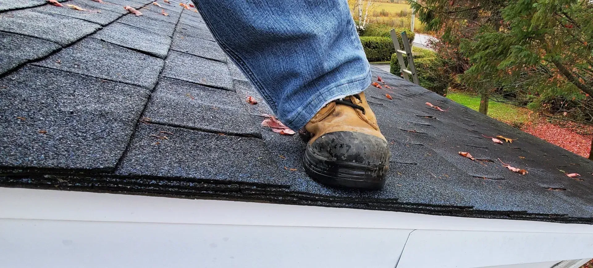 Une personne se tient au sommet d'un toit.