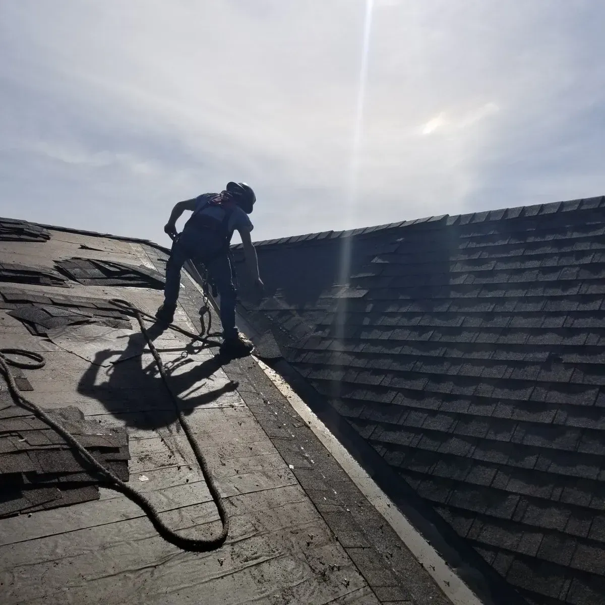 Un homme travaille sur le toit d'un immeuble