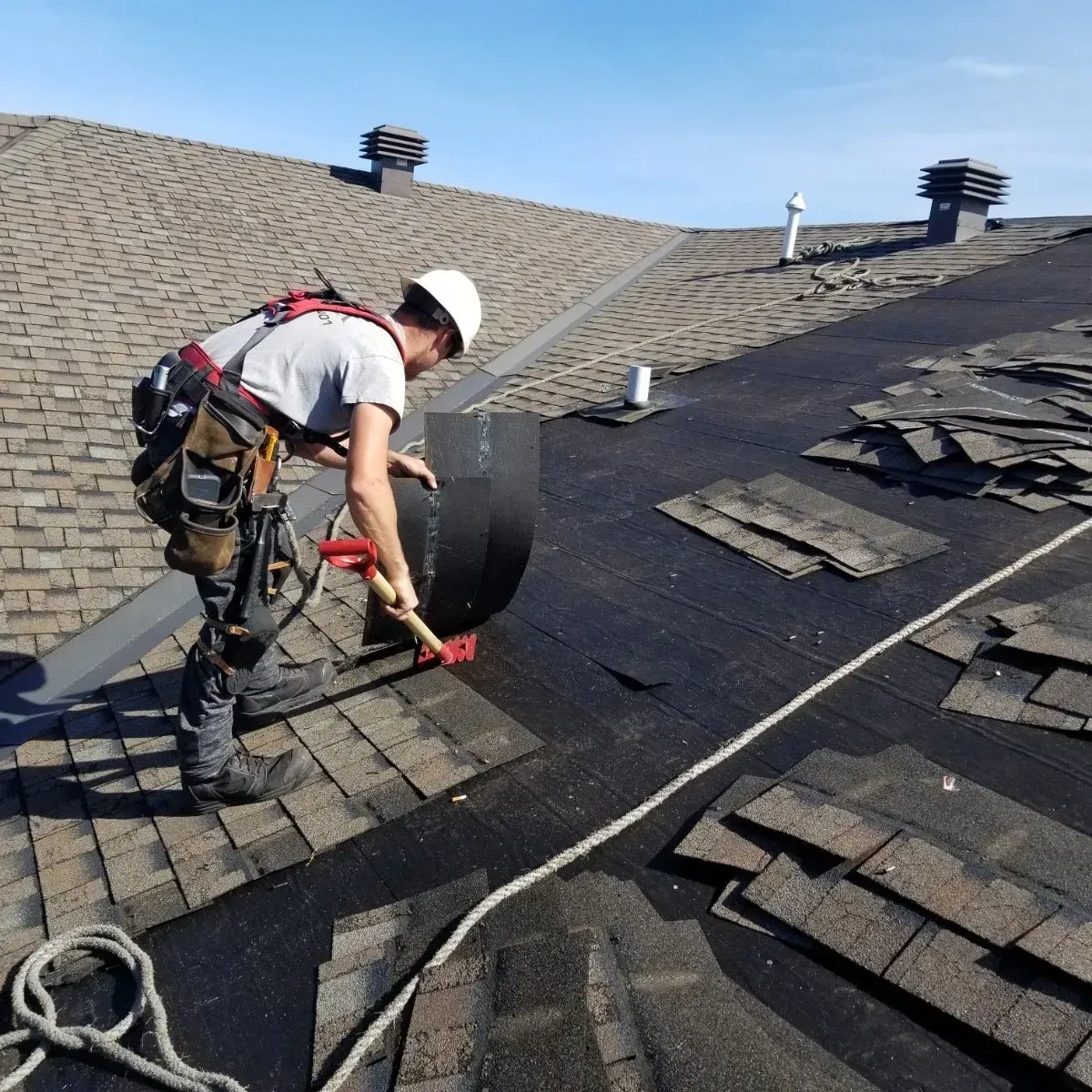 Un homme travaille sur le toit d'un immeuble