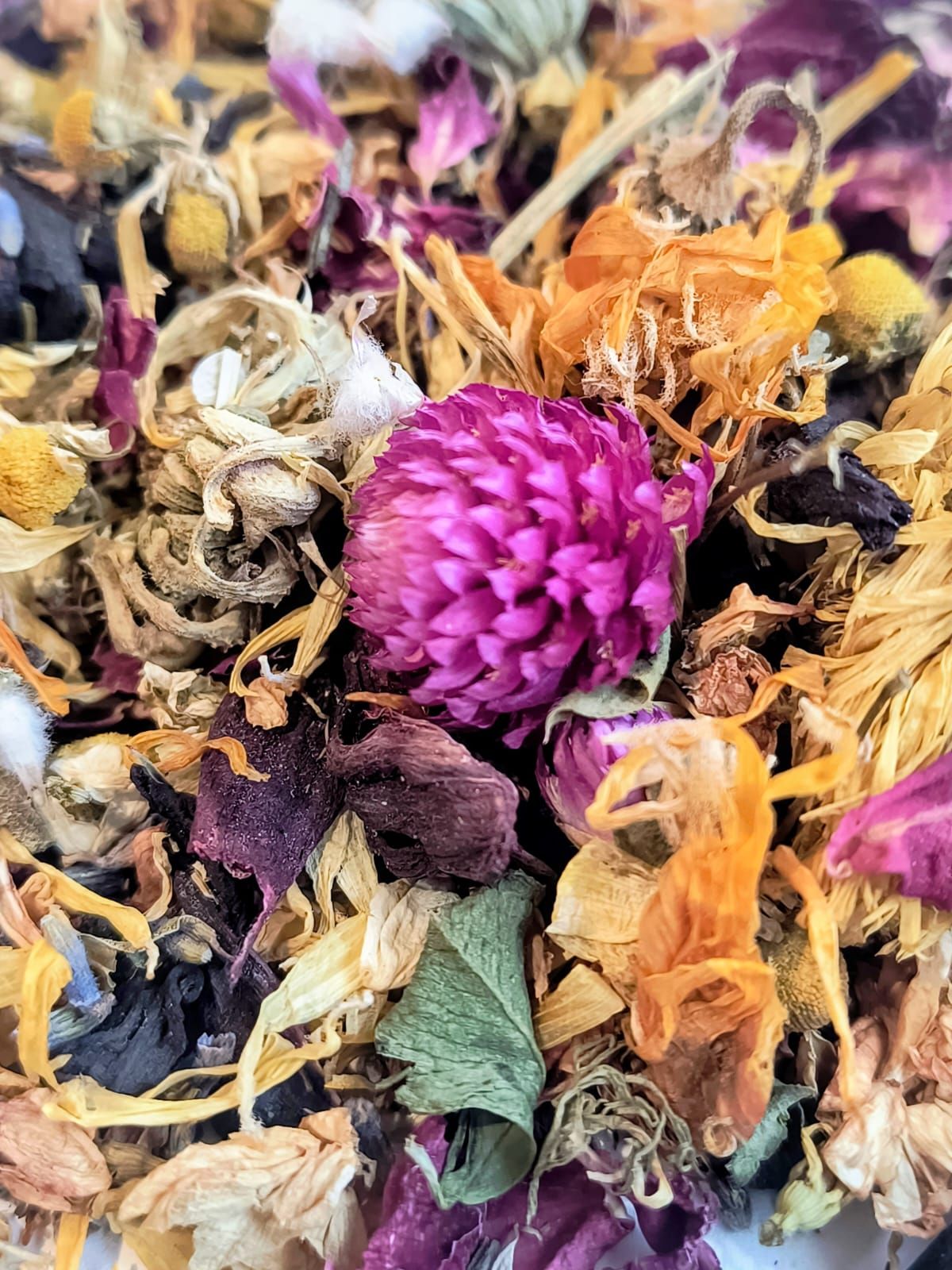 Bolsa de hierbas secas con una pegatina circular
