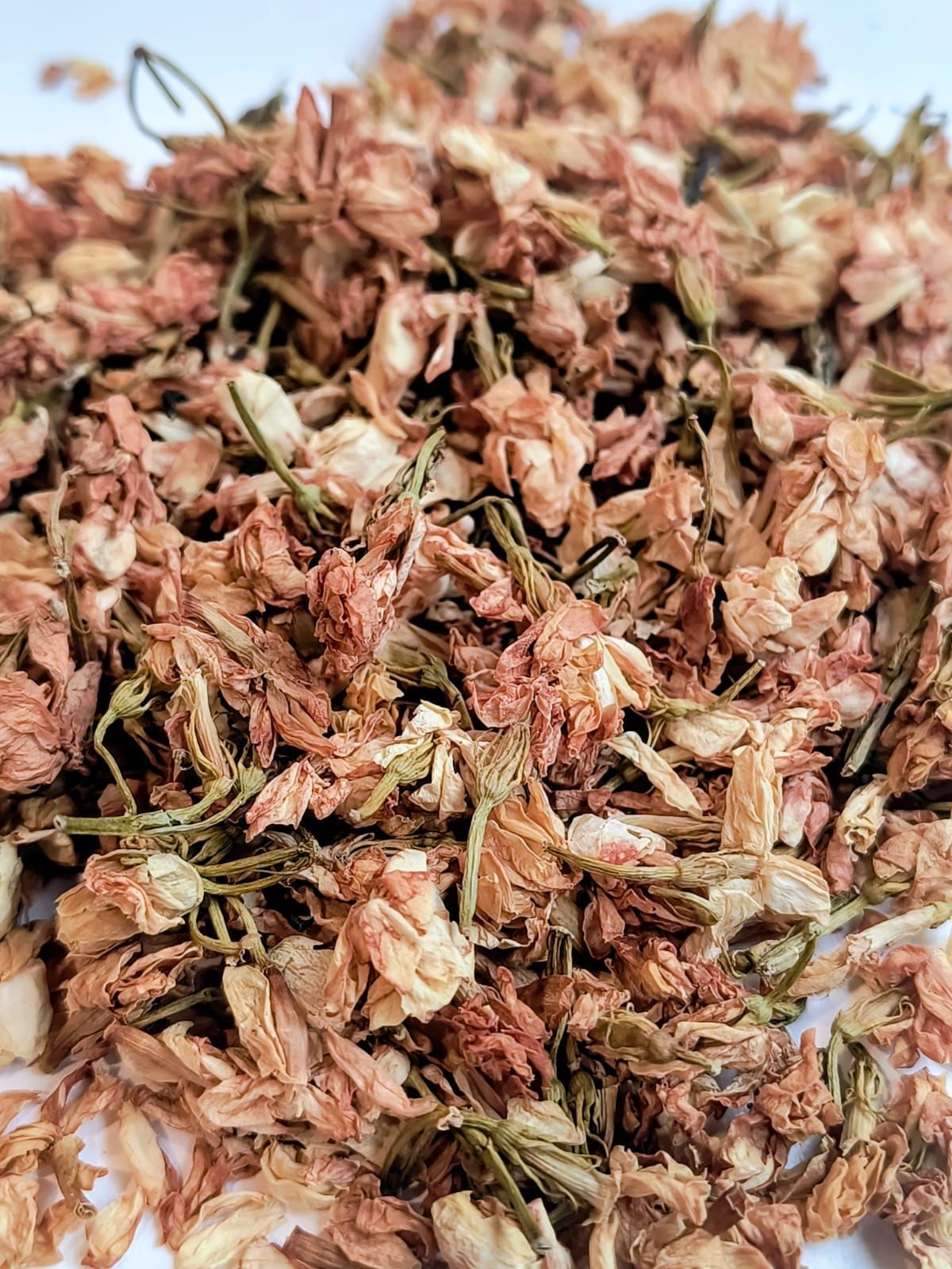 Barra de granola en envase transparente con pegatina colorida “Amado”.