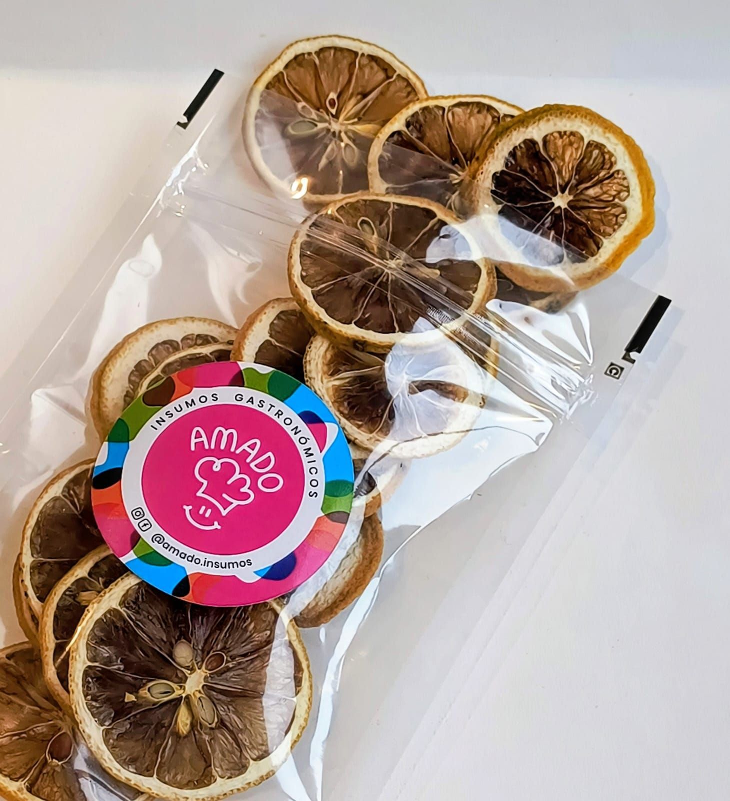 Bolsa de rodajas de limón secas con un logo colorido.