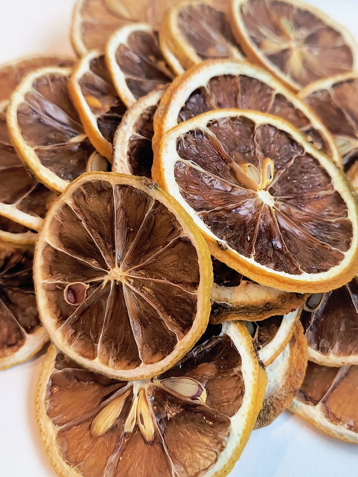 Bolsa de rodajas de limón secas con un logo colorido.