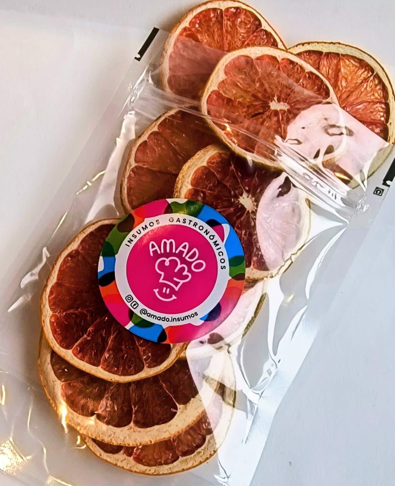 Bolsa de rodajas de pomelo deshidratado con pegatina "AMADO".