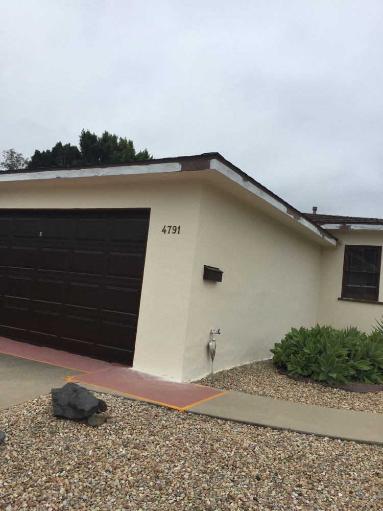 A house with a garage and the number 4726 on the side