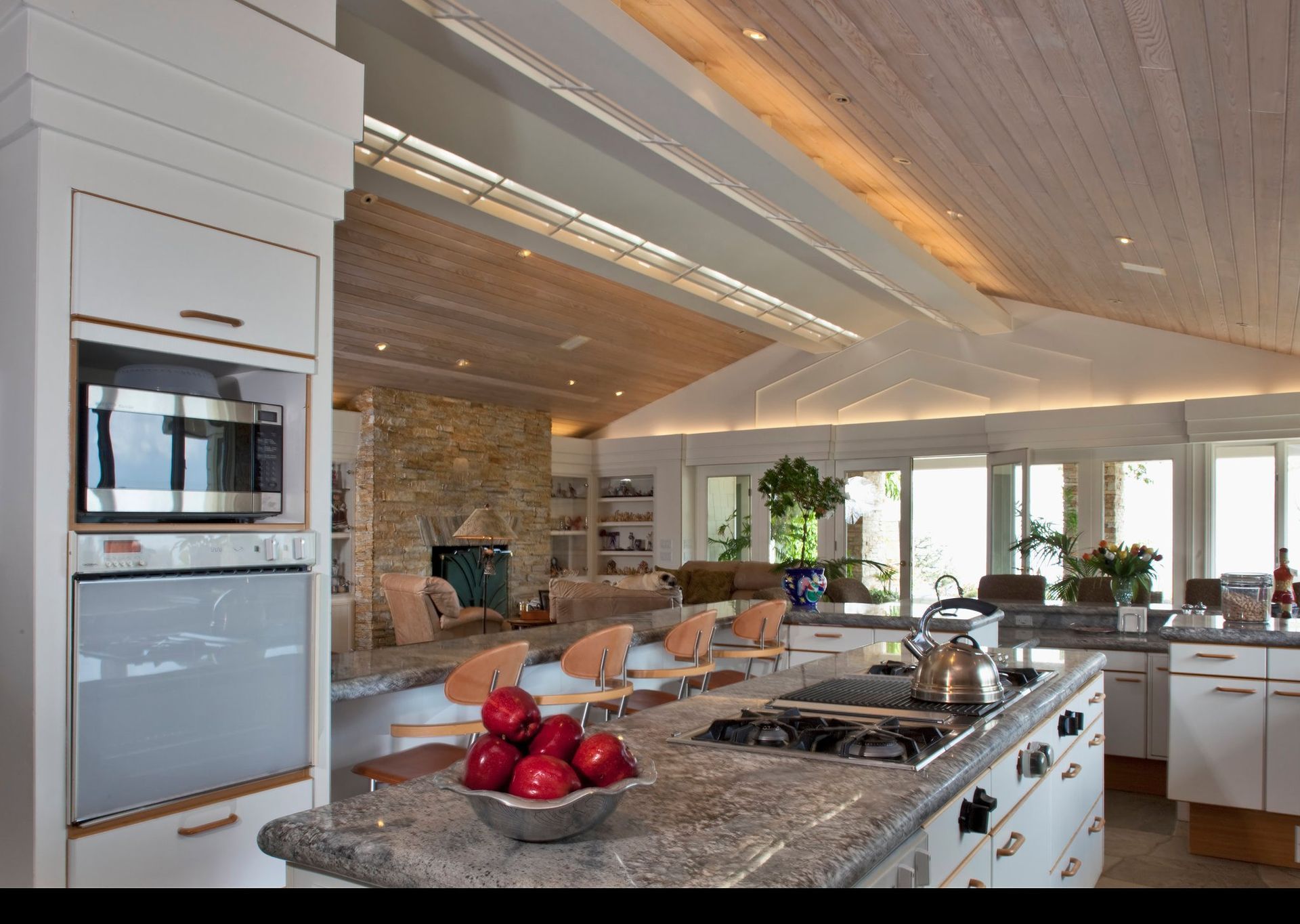 A kitchen with a bowl of apples on the counter